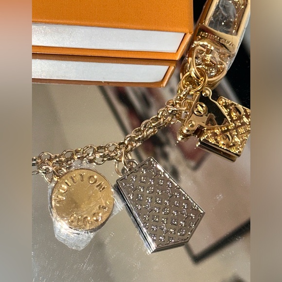 LV keychain bag charm extender. Silver & gold novelty NIB monogram - Picture 3 of 8
